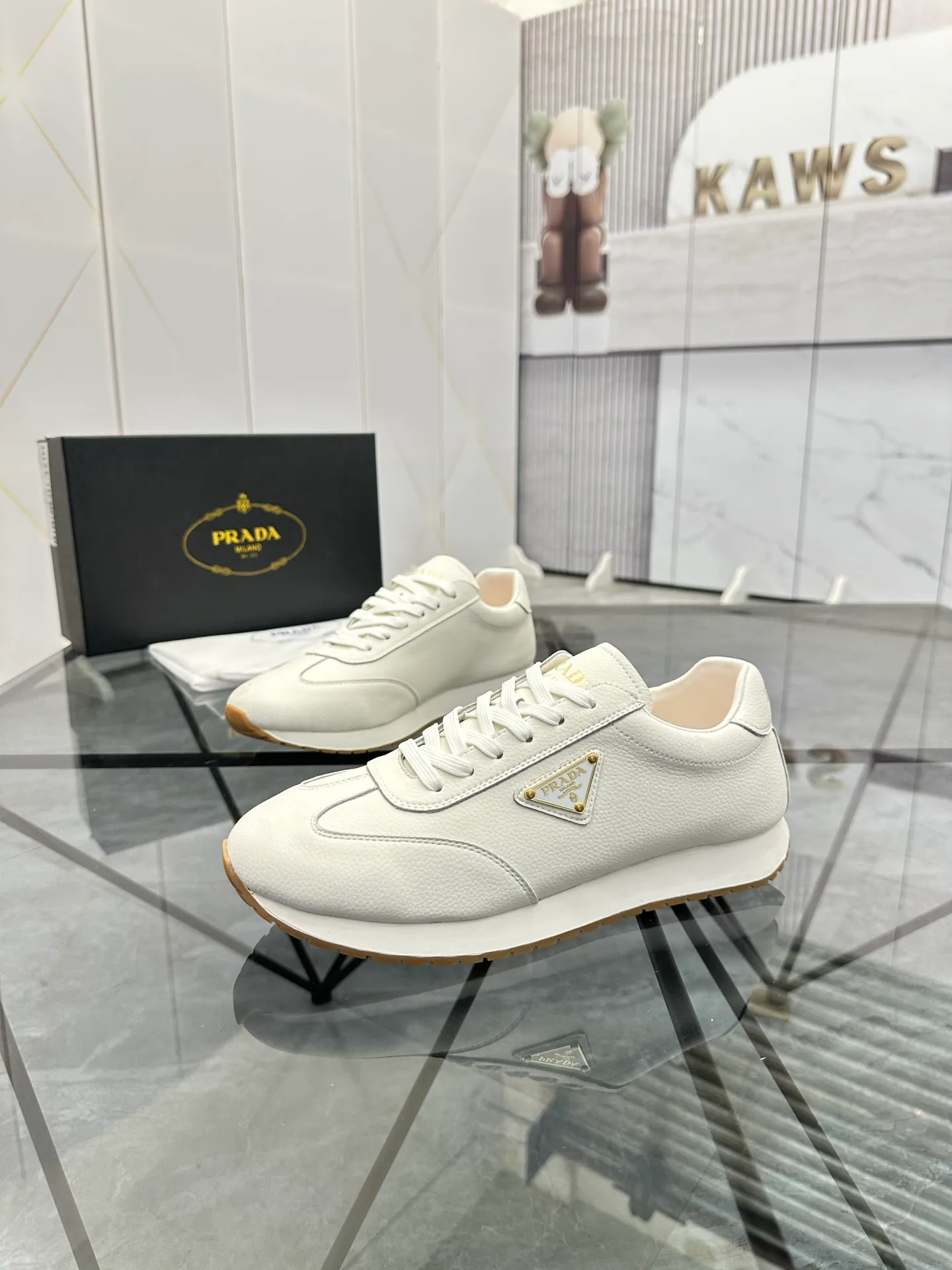 Men's shoes: 💰P420¥ Product trademark: Prada *"Prada*" low-top casual shoes Regular size: 38-44 (can be customized to 45) Product materials: imported cowhide upper, sheepskin lining, original outsole. Number: 020